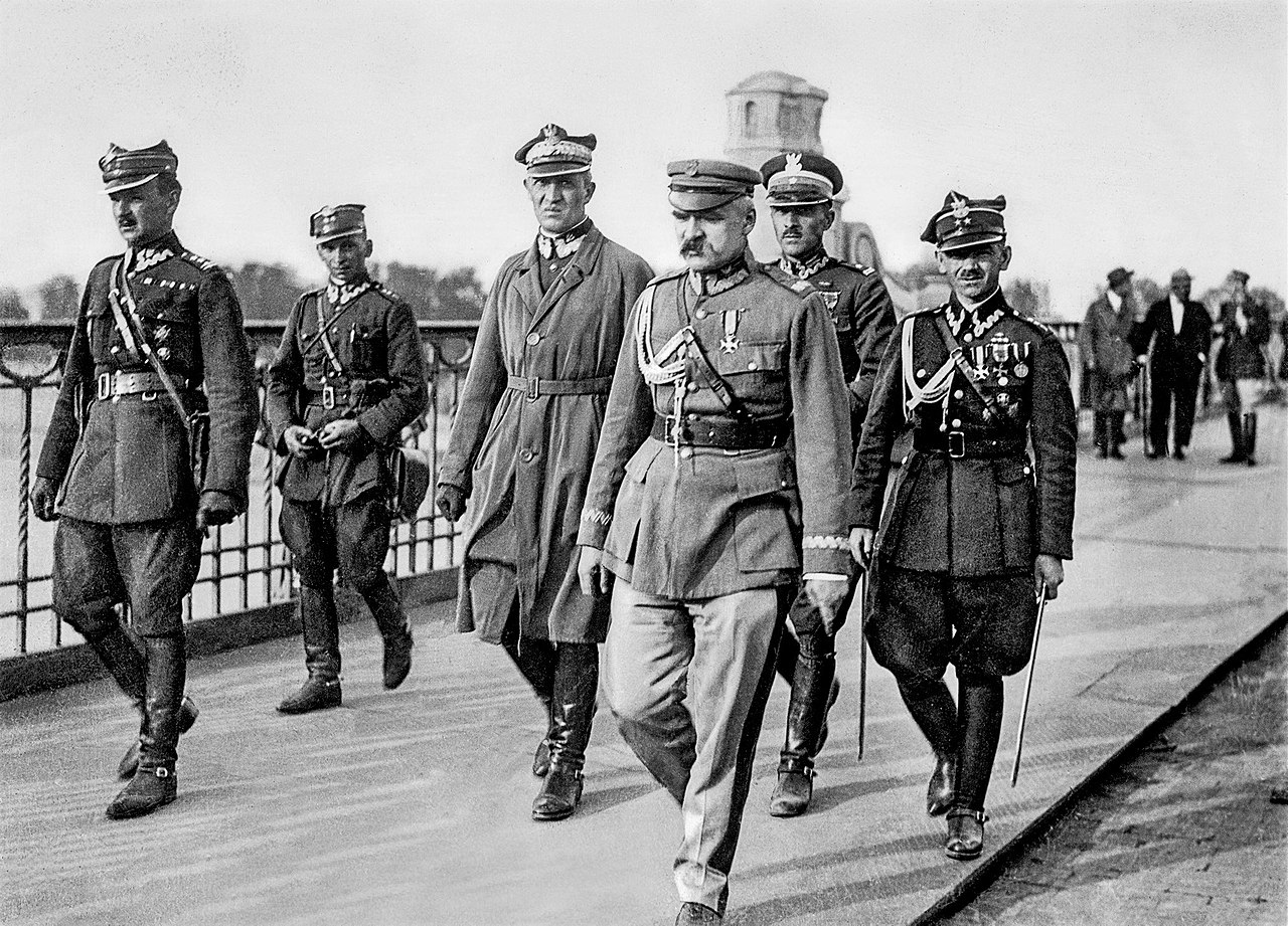 Piłsudski walking with his generals during the May\nCoup